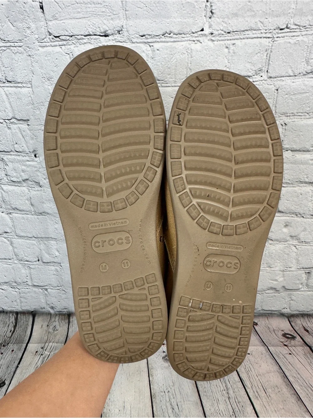 Crocs Men's Santa Cruz slip-on loafers khaki size 11